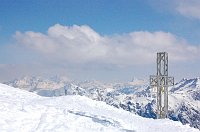 12 La croce di vetta e le Alpi sullo sfondo